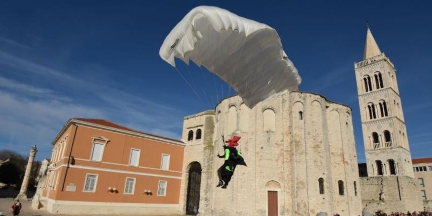 Djedice Mrazovi spustili se padobranom na Forum