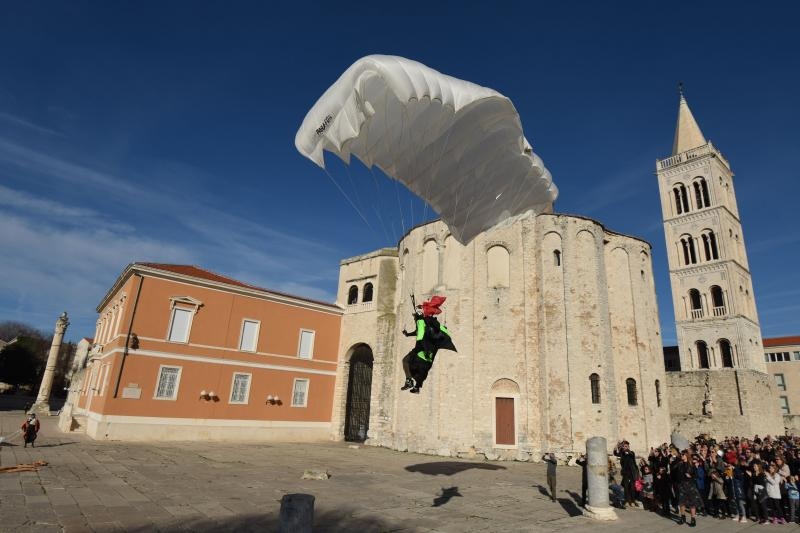 Djedice Mrazovi spustili se padobranom na Forum