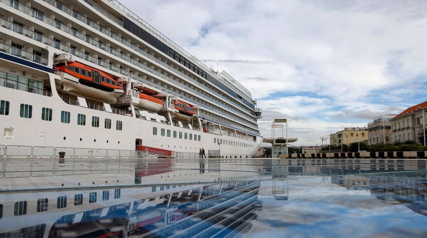 Kruzer Viking Saturn kod Pozdrava suncu