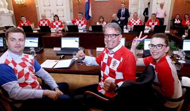 Ministri u dresovima reprezentacije i s čestitkama nogometašima došli na sjednicu Vlade