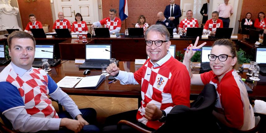 Ministri u dresovima reprezentacije i s čestitkama nogometašima došli na sjednicu Vlade