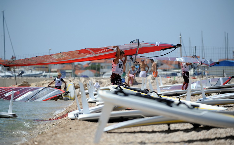Zadar, 120711.
ISAF svjetsko juniorsko prvenstvo
Zadar 2011, 07.-15. srpanj 2011.
Sesti je dan svjetskog prvenstva u jedrenju koje se odrzava u organizaciji jedrlicarskog kluba Uskok. Danasnji dan je dan odmora za sve jedrlicare osim za jedrilicare na d Zadar, 120711.
ISAF svjetsko juniorsko prvenstvo
Zadar 2011, 07.-15. srpanj 2011.
Sesti je dan svjetskog prvenstva u jedrenju koje se odrzava u organizaciji jedrlicarskog kluba Uskok. Danasnji dan je dan odmora za sve jedrlicare osim za jedrilicare na d