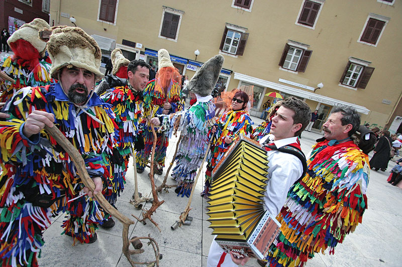 Povorka karnevalske skupine “Sovinjski pusti”
