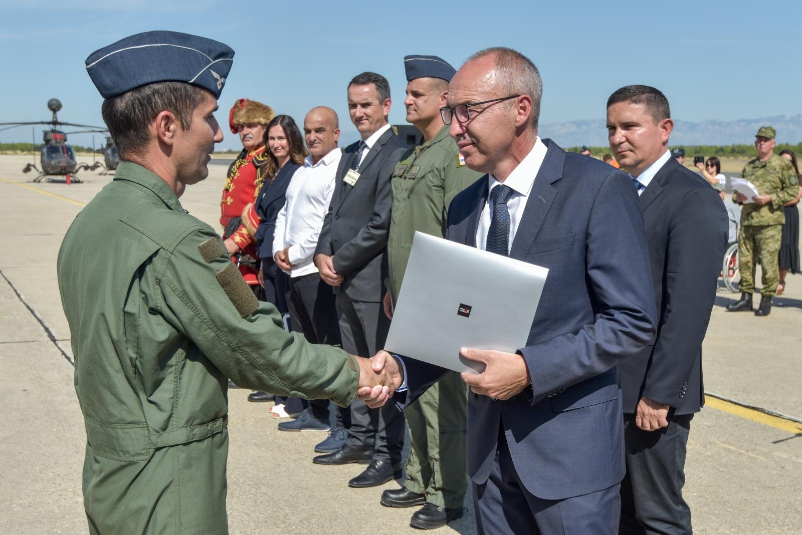 Svečanost povodom završetka obuke pilota na helikopterima OH-58D Kiowa Warrior Svečanost povodom završetka obuke pilota na helikopterima OH-58D Kiowa Warrior