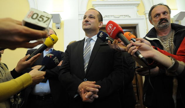 Zadar, 100413.
Ministar pravosudja Orsat Miljenic posjetio je Zupanijski sud u Zadru gdje je razgovarao s predsjednikom Vrhovnog suda Brankom Hrvatinom, v. d. predsjednikom Zupanijskog suda u Zadru Vladimirom Mikolcevicem, te predsjednicima opcinskih i pr