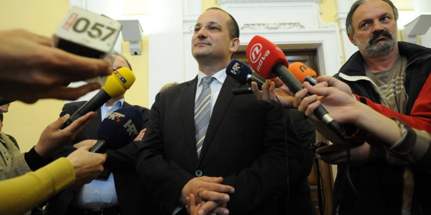 Zadar, 100413.
Ministar pravosudja Orsat Miljenic posjetio je Zupanijski sud u Zadru gdje je razgovarao s predsjednikom Vrhovnog suda Brankom Hrvatinom, v. d. predsjednikom Zupanijskog suda u Zadru Vladimirom Mikolcevicem, te predsjednicima opcinskih i pr