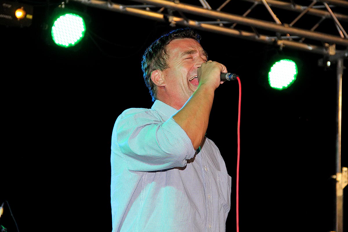 Na Stanovima se Kraljica mira slavi već preko 20 godina, a sinoćnjim misnim slavljem, procesijom i kasnije koncertom na školskom igralištu Stanarci su proslavili još jednu feštu. Koncert su održali grupa Dalmatico i Ivica Sikirić Ićo, foto: I. Perinčić Na Stanovima se Kraljica mira slavi već preko 20 godina, a sinoćnjim misnim slavljem, procesijom i kasnije koncertom na školskom igralištu Stanarci su proslavili još jednu feštu. Koncert su održali grupa Dalmatico i Ivica Sikirić Ićo, foto: I. Perinčić