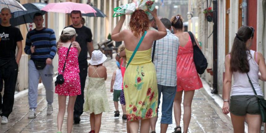 24.06.2013., Zadar – Kisa opustjela ulice na trenutak. Turisti koji su ze zatekli u gradu brzo su pronasli spas u gradskim prolazima i nadstresnicama, a mnogima nije smetala ni setnja po kisi. Photo: Zeljko Mrsic/PIXSELL Autor  Zeljko Mrsic/PIXSELL KLJU