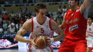 Zadar, 180710.
Dvorana Kresimira Cosica na Visnjiku.
Kosarkaska utakmica za 3.mjesto Prvenstva Europe do 20 godina izmedju Hrvatske i Spanjolske.
Na fotografiji : Leon Radosevic u napadu
Foto : Vladimir Ivanov / CROPIX