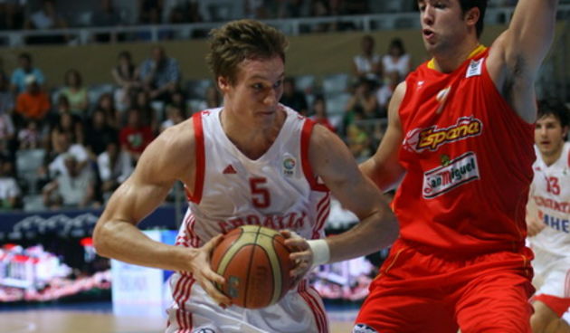 Zadar, 180710.
Dvorana Kresimira Cosica na Visnjiku.
Kosarkaska utakmica za 3.mjesto Prvenstva Europe do 20 godina izmedju Hrvatske i Spanjolske.
Na fotografiji : Leon Radosevic u napadu
Foto : Vladimir Ivanov / CROPIX