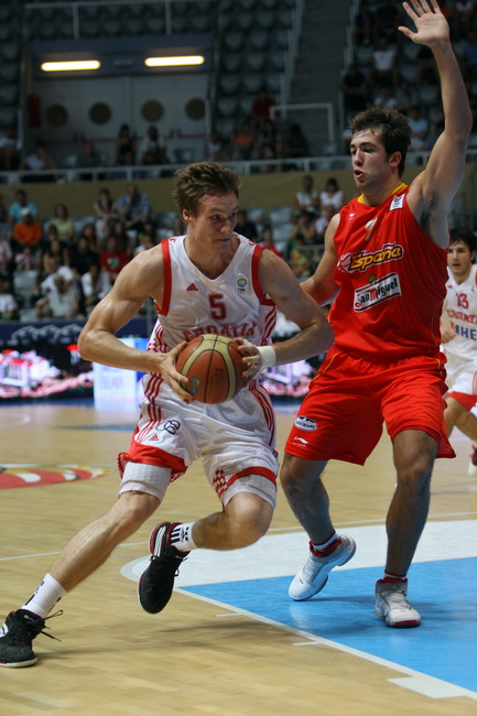 Zadar, 180710.
Dvorana Kresimira Cosica na Visnjiku.
Kosarkaska utakmica za 3.mjesto Prvenstva Europe do 20 godina izmedju Hrvatske i Spanjolske.
Na fotografiji : Leon Radosevic u napadu
Foto : Vladimir Ivanov / CROPIX