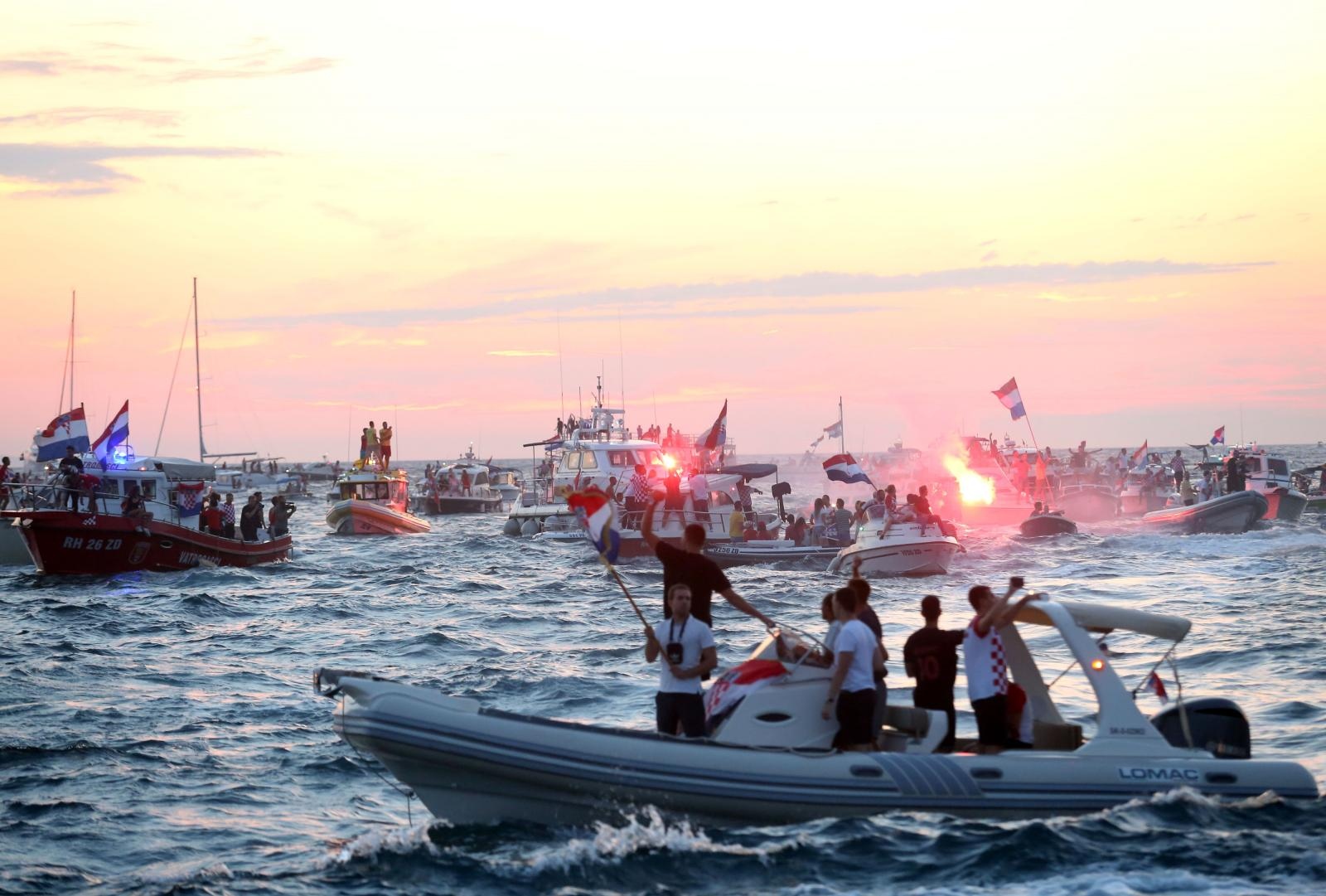 Svečani doček zadarskih Vatrenih: Jedrenjakom Branimir plovili od Gradskog mosta do gata na zadarskoj rivi
