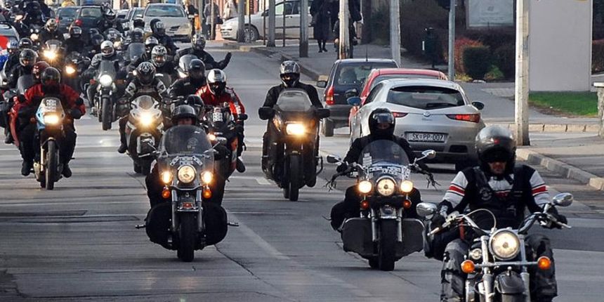 Sisak – Vise od 100 motociklista koji putuju od Prevlake do Vukovara u karavani “Zajedno u ratu – zajedno u miru” na svome putu prema Vukovaru prosli su kroz Sisak gdje su kod spomen obiljezja poginulim hrvatskim braniteljima u Domovinskom ratu zapalili s