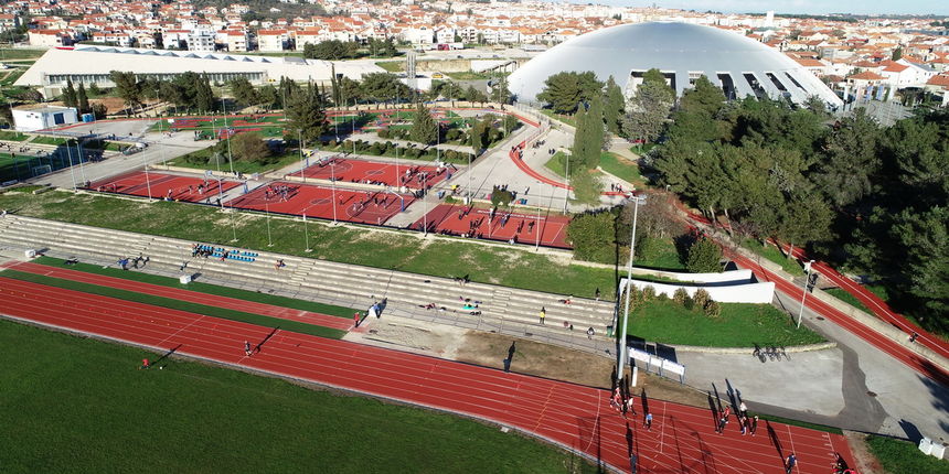 Uskršnji ponedjeljak u ŠC Višnjik. Atletska staza, košarkaški tereni, Dvorana Krešimir Ćosić