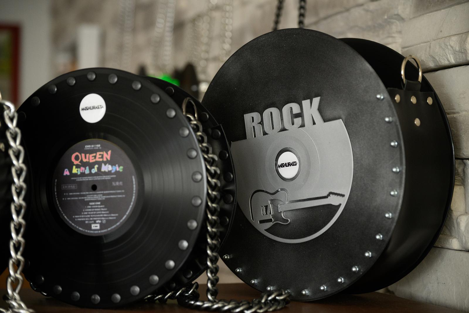 Miljana Jovičić proizvodi torbice od starih gramofonskih ploča