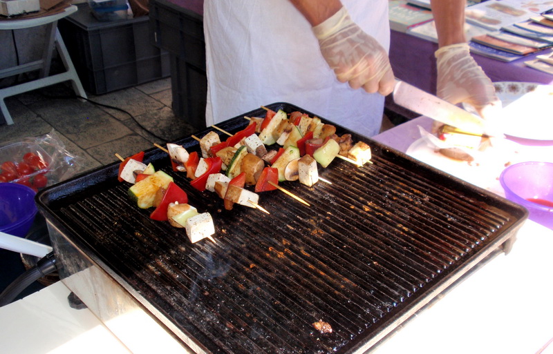 Štandovi i degustacija veganskih jela na Narodnom trgu, “Udruga Prijatelji životinja”
