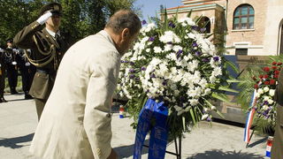 Zagreb,250611
Groblje Mirogoj.
Gradonacelnik grada Zagreba Milan Bandic u povodu Dana drzavnosti polaze vijenac na  grobu prvog hrvatskog Predsjednika dr. Franje Tudjmana.
Foto: Zeljko Grgic / CROPIX