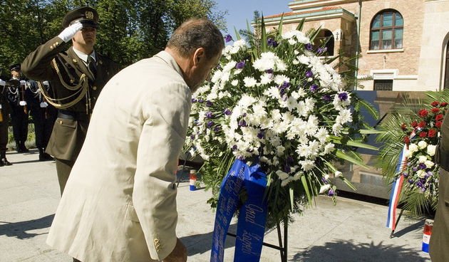 Zagreb,250611
Groblje Mirogoj.
Gradonacelnik grada Zagreba Milan Bandic u povodu Dana drzavnosti polaze vijenac na  grobu prvog hrvatskog Predsjednika dr. Franje Tudjmana.
Foto: Zeljko Grgic / CROPIX