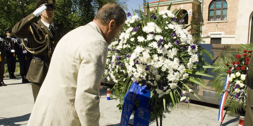 Zagreb,250611
Groblje Mirogoj.
Gradonacelnik grada Zagreba Milan Bandic u povodu Dana drzavnosti polaze vijenac na  grobu prvog hrvatskog Predsjednika dr. Franje Tudjmana.
Foto: Zeljko Grgic / CROPIX