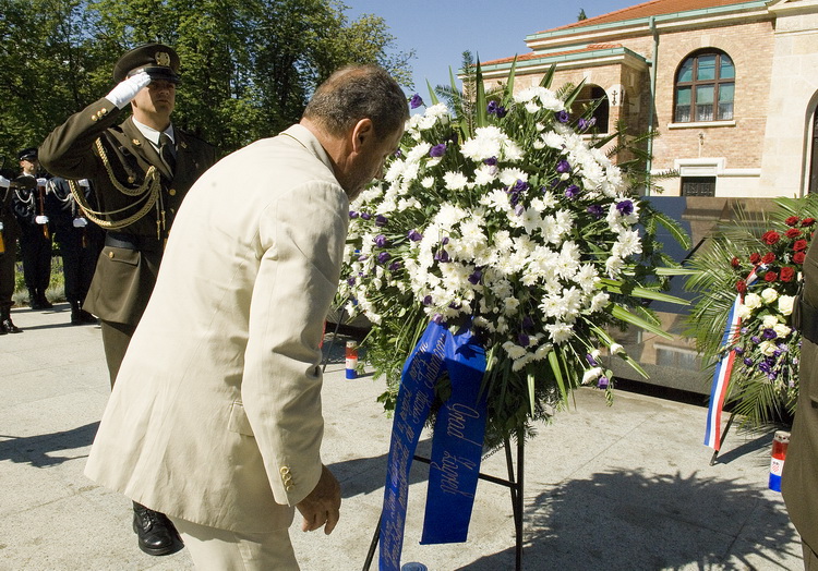 Zagreb,250611
Groblje Mirogoj.
Gradonacelnik grada Zagreba Milan Bandic u povodu Dana drzavnosti polaze vijenac na  grobu prvog hrvatskog Predsjednika dr. Franje Tudjmana.
Foto: Zeljko Grgic / CROPIX
