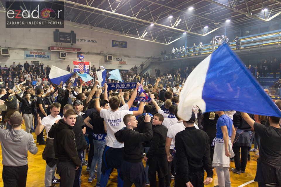 Humanitarno gledanje utakmice Zadar-Cibona (85-84) u Jazinama Humanitarno gledanje utakmice Zadar-Cibona (85-84) u Jazinama