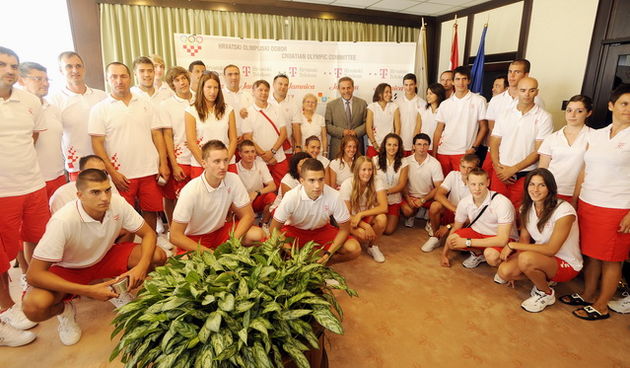 Zagreb, 100810.
Na zagrebackom aerodromu Pleso odlazak mladih hrvatskih olimpijaca na Olimpijske igre mladih koje ce se odrzati u Singapuru od 14.-26. kolovoza.
Foto: Drago Sopta / CROPIX