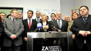 Zagreb, 040110.
Sjediste HDZ-a.
Zbog jucerasnjeg istupanja u javnosti iza ledja premijerki i predsjednici HDZ-a Jadranki Kosor, Ivo Sanader izbacen je iz HDZ-a. 
Na slici: Jadranka Kosor objavljuje ispred predsjednistva stranke da dr Ivo Sanader nije vise
