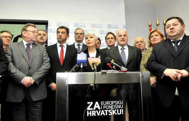 Zagreb, 040110.
Sjediste HDZ-a.
Zbog jucerasnjeg istupanja u javnosti iza ledja premijerki i predsjednici HDZ-a Jadranki Kosor, Ivo Sanader izbacen je iz HDZ-a. 
Na slici: Jadranka Kosor objavljuje ispred predsjednistva stranke da dr Ivo Sanader nije vise