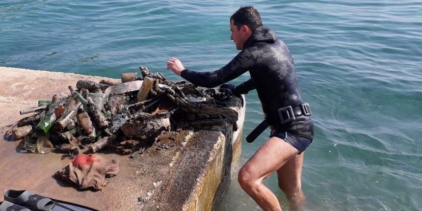 Nikola Đaković sam čisti podmorje u središtu Preka Nikola Đaković sam čisti podmorje u središtu Preka