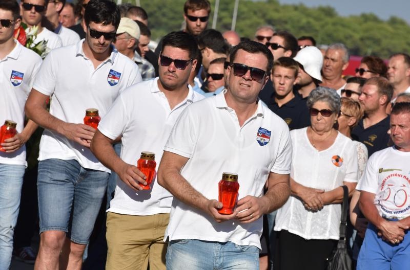 Vodice: Mimohodom vatrogasaca započelo obilježavanje 9. obljetnice kornatske tragedije. Photo: Hrvoje Jelavić/PIXSELL Vodice: Mimohodom vatrogasaca započelo obilježavanje 9. obljetnice kornatske tragedije. Photo: Hrvoje Jelavić/PIXSELL