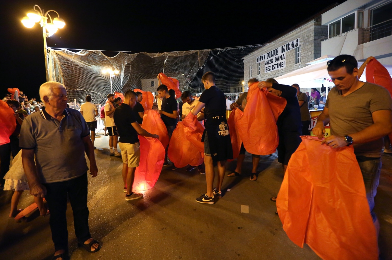 U Vodicama pušteni lampioni za tragično stradale vatrogasce na Kornatima U Vodicama pušteni lampioni za tragično stradale vatrogasce na Kornatima