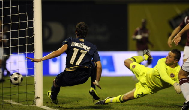 Zagreb, 200809. Kvalifikacijska nogometna utakmica za ulazak u Uefinu Europsku ligu izmedju zagrebackog Dinama i skotskog Heartsa. Na slici: gol Marija Mandzukica, pored golman Heartsa Marian Kello. Foto: Drago Sopta / CROPIX