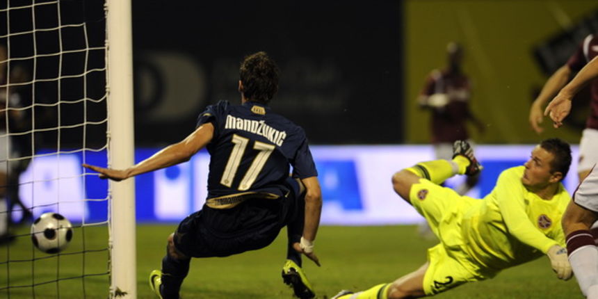 Zagreb, 200809. Kvalifikacijska nogometna utakmica za ulazak u Uefinu Europsku ligu izmedju zagrebackog Dinama i skotskog Heartsa. Na slici: gol Marija Mandzukica, pored golman Heartsa Marian Kello. Foto: Drago Sopta / CROPIX Zagreb, 200809. Kvalifikacijska nogometna utakmica za ulazak u Uefinu Europsku ligu izmedju zagrebackog Dinama i skotskog Heartsa. Na slici: gol Marija Mandzukica, pored golman Heartsa Marian Kello. Foto: Drago Sopta / CROPIX