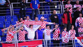 Vrsac, 180112.
Dvorana Millennium.
Europsko prvenstvo u rukometu, 2 kolo
Hrvatska – Slovenija.
Na slici: Navijaci Hrvatske.
Foto: Drazen Aleksic / Cropix Vrsac, 180112.
Dvorana Millennium.
Europsko prvenstvo u rukometu, 2 kolo
Hrvatska – Slovenija.
Na slici: Navijaci Hrvatske.
Foto: Drazen Aleksic / Cropix