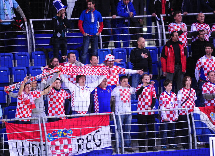 Vrsac, 180112.
Dvorana Millennium.
Europsko prvenstvo u rukometu, 2 kolo
Hrvatska – Slovenija.
Na slici: Navijaci Hrvatske.
Foto: Drazen Aleksic / Cropix Vrsac, 180112.
Dvorana Millennium.
Europsko prvenstvo u rukometu, 2 kolo
Hrvatska – Slovenija.
Na slici: Navijaci Hrvatske.
Foto: Drazen Aleksic / Cropix