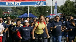 Zagreb, 190910.
Danas se na malom Jarunskom jezeru odrzava humanitarna manifestacija Terry Fox Run koja je pod pokroviteljstvom predsjednika drzave Ive Josipovica, Vlade RH i Grada Zagreba. Gradjani mogu sudjelovati trcanjem, hodanjem, rolanjem i voznjom