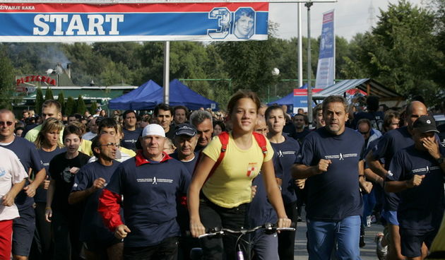 Zagreb, 190910.
Danas se na malom Jarunskom jezeru odrzava humanitarna manifestacija Terry Fox Run koja je pod pokroviteljstvom predsjednika drzave Ive Josipovica, Vlade RH i Grada Zagreba. Gradjani mogu sudjelovati trcanjem, hodanjem, rolanjem i voznjom