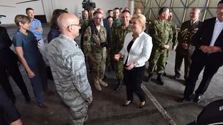 Predsjednica Grabar-Kitarović na predstavljanju novih helikoptera Kiowa Warriors u 93. Zrakoplovnoj bazi u Zemuniku. Photo: Dino Stanin/PIXSELL Predsjednica Grabar-Kitarović na predstavljanju novih helikoptera Kiowa Warriors u 93. Zrakoplovnoj bazi u Zemuniku. Photo: Dino Stanin/PIXSELL