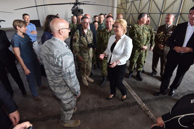 Predsjednica Grabar-Kitarović na predstavljanju novih helikoptera Kiowa Warriors u 93. Zrakoplovnoj bazi u Zemuniku. Photo: Dino Stanin/PIXSELL Predsjednica Grabar-Kitarović na predstavljanju novih helikoptera Kiowa Warriors u 93. Zrakoplovnoj bazi u Zemuniku. Photo: Dino Stanin/PIXSELL