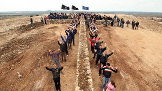 Skabrnja, 230313.
Na Razovljevoj glavici u Skabrnji, uz put koji ce prolaziti uokolo buducega Memorijalnog centra, jutros je izgradjen kriz u suhozidu. U gradnji kriza dimenzija 24 puta 15 metara, visine 80 centimetara te sirine jednog metra sudjelovalo j Skabrnja, 230313.
Na Razovljevoj glavici u Skabrnji, uz put koji ce prolaziti uokolo buducega Memorijalnog centra, jutros je izgradjen kriz u suhozidu. U gradnji kriza dimenzija 24 puta 15 metara, visine 80 centimetara te sirine jednog metra sudjelovalo j