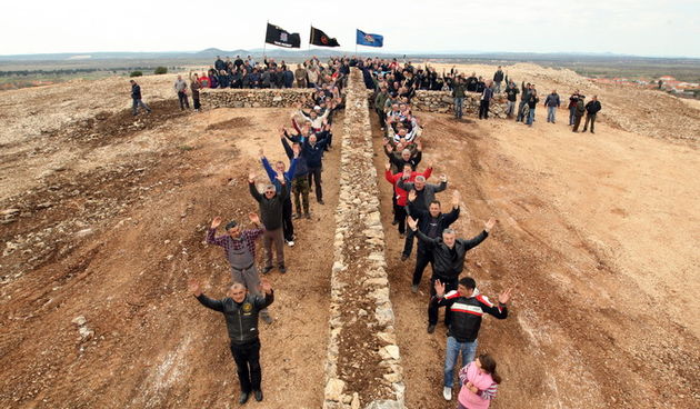 Skabrnja, 230313.
Na Razovljevoj glavici u Skabrnji, uz put koji ce prolaziti uokolo buducega Memorijalnog centra, jutros je izgradjen kriz u suhozidu. U gradnji kriza dimenzija 24 puta 15 metara, visine 80 centimetara te sirine jednog metra sudjelovalo j