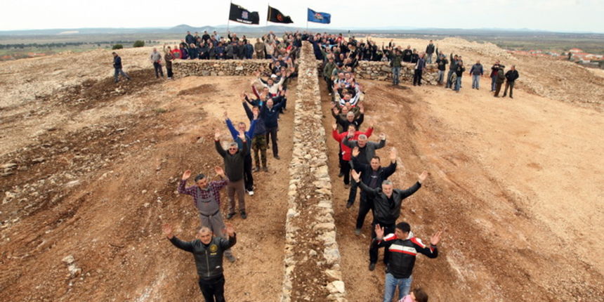 Skabrnja, 230313.
Na Razovljevoj glavici u Skabrnji, uz put koji ce prolaziti uokolo buducega Memorijalnog centra, jutros je izgradjen kriz u suhozidu. U gradnji kriza dimenzija 24 puta 15 metara, visine 80 centimetara te sirine jednog metra sudjelovalo j Skabrnja, 230313.
Na Razovljevoj glavici u Skabrnji, uz put koji ce prolaziti uokolo buducega Memorijalnog centra, jutros je izgradjen kriz u suhozidu. U gradnji kriza dimenzija 24 puta 15 metara, visine 80 centimetara te sirine jednog metra sudjelovalo j