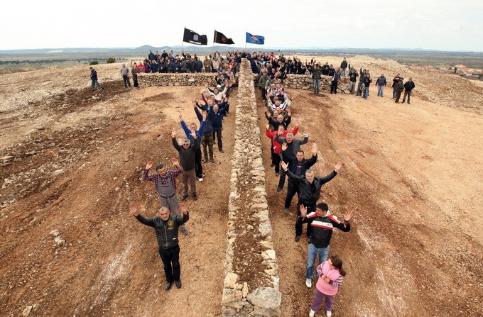 Skabrnja, 230313.
Na Razovljevoj glavici u Skabrnji, uz put koji ce prolaziti uokolo buducega Memorijalnog centra, jutros je izgradjen kriz u suhozidu. U gradnji kriza dimenzija 24 puta 15 metara, visine 80 centimetara te sirine jednog metra sudjelovalo j Skabrnja, 230313.
Na Razovljevoj glavici u Skabrnji, uz put koji ce prolaziti uokolo buducega Memorijalnog centra, jutros je izgradjen kriz u suhozidu. U gradnji kriza dimenzija 24 puta 15 metara, visine 80 centimetara te sirine jednog metra sudjelovalo j