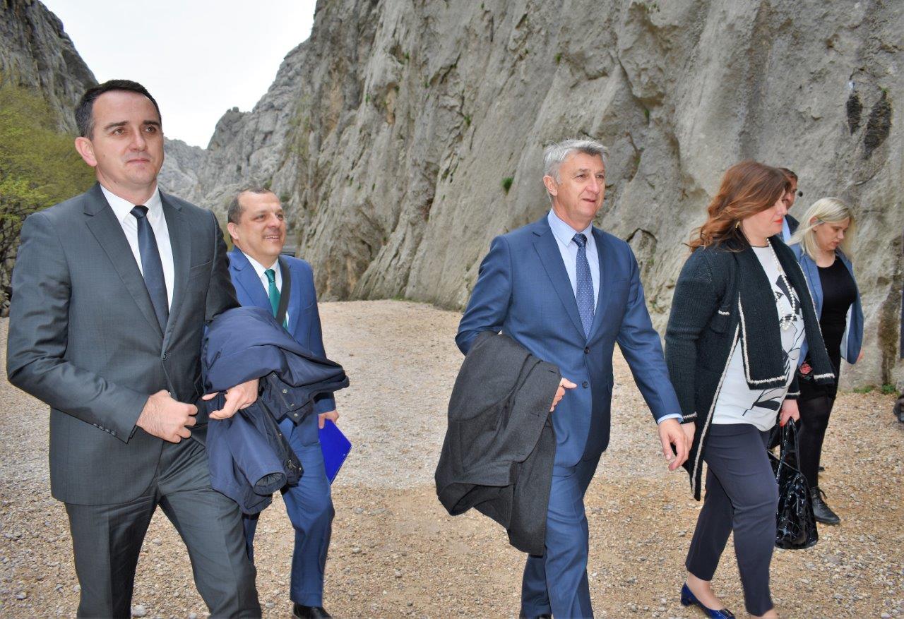 Potpisivanje ugovora u prezentacijskom centru “Podzemni grad Paklenice” NP Paklenica Potpisivanje ugovora u prezentacijskom centru “Podzemni grad Paklenice” NP Paklenica