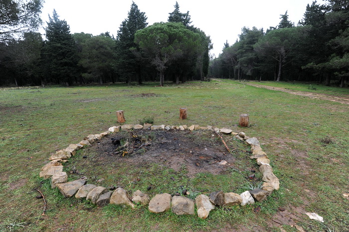 Musapstan, Zadar, 211212
Uoci najavljenog smaka svijeta, u petak 21. prosinca, u sumici u Muspastanu pokraj Zadra pojavilo se devet misterioznih labirinata od kamena. Iako je grupica Zadrana koja ih je izgradila tamo trebala cekati drevno prorocanstvo May