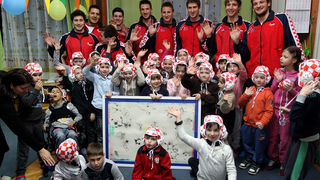 Da hrvatske zlatne Barakude imaju veliko srce pokazali su već prvog dana boravka u Zadru. Posjetili su mališane DV Latica i donijeli im prigodne poklone – vaterpolo kapice hrvatske reprezentacije. Mališani i njihove tete s oduševljenjem su dočekali svoje