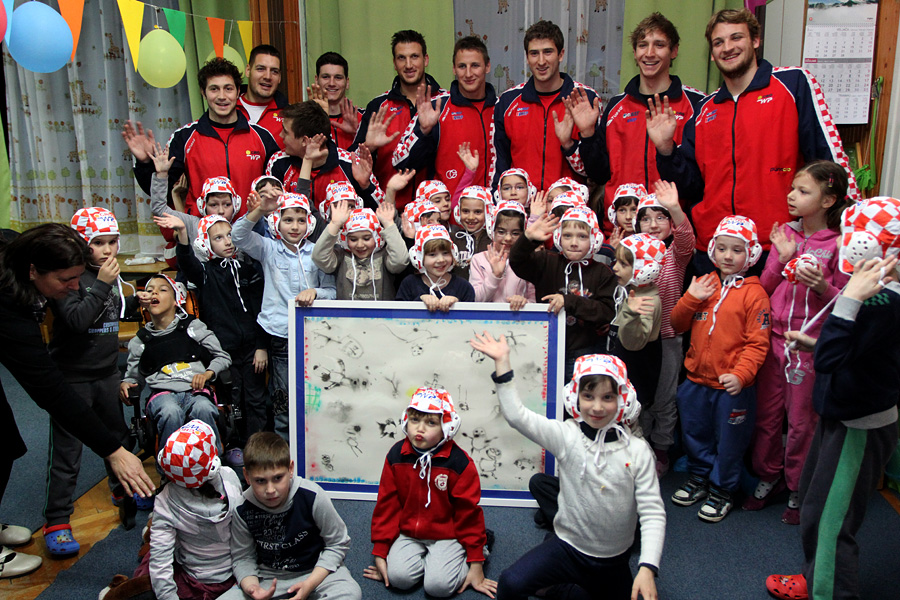 Da hrvatske zlatne Barakude imaju veliko srce pokazali su već prvog dana boravka u Zadru. Posjetili su mališane DV Latica i donijeli im prigodne poklone – vaterpolo kapice hrvatske reprezentacije. Mališani i njihove tete s oduševljenjem su dočekali svoje