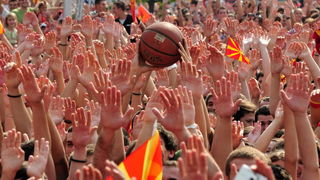 Skopje, 190911.
Unatoc jucerasnjem porazu u borbi za broncu, Makedonska kosarkarska reprezentacija je bila docekana na velicanstven nacin danas u Skoplju. Nekoliko desetak tisuca gradjana su na trgu Makedonija u Skoplju pozdravili makedonske heroje.
Foto Skopje, 190911.
Unatoc jucerasnjem porazu u borbi za broncu, Makedonska kosarkarska reprezentacija je bila docekana na velicanstven nacin danas u Skoplju. Nekoliko desetak tisuca gradjana su na trgu Makedonija u Skoplju pozdravili makedonske heroje.
Foto
