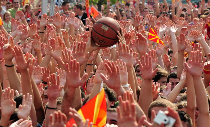 Skopje, 190911.
Unatoc jucerasnjem porazu u borbi za broncu, Makedonska kosarkarska reprezentacija je bila docekana na velicanstven nacin danas u Skoplju. Nekoliko desetak tisuca gradjana su na trgu Makedonija u Skoplju pozdravili makedonske heroje.
Foto Skopje, 190911.
Unatoc jucerasnjem porazu u borbi za broncu, Makedonska kosarkarska reprezentacija je bila docekana na velicanstven nacin danas u Skoplju. Nekoliko desetak tisuca gradjana su na trgu Makedonija u Skoplju pozdravili makedonske heroje.
Foto
