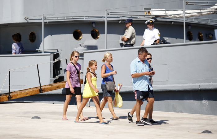 Zadar, 050810.
Brod Hrvatske ratne mornarice Andrija Mohorovcic na vezu u zadarskoj luci otvoren je za gradjane koji ga mogu razgledati, od 8 do 12 sati.
Foto: Jure Miskovic / CROPIX